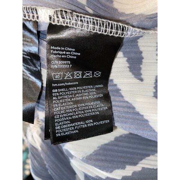 H&M Grey Dark V-Neck Zebra Animal Print A-Line Sleeves Elastic Wristband EUC - Picture 10 of 12